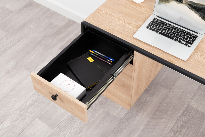 Брюс Стол письменный 12.157, цвет чёрный/дуб Сантьяго/столешница МДФ ель карпатская, ШхГхВ 130х62,6х75 см., универсальная сбока