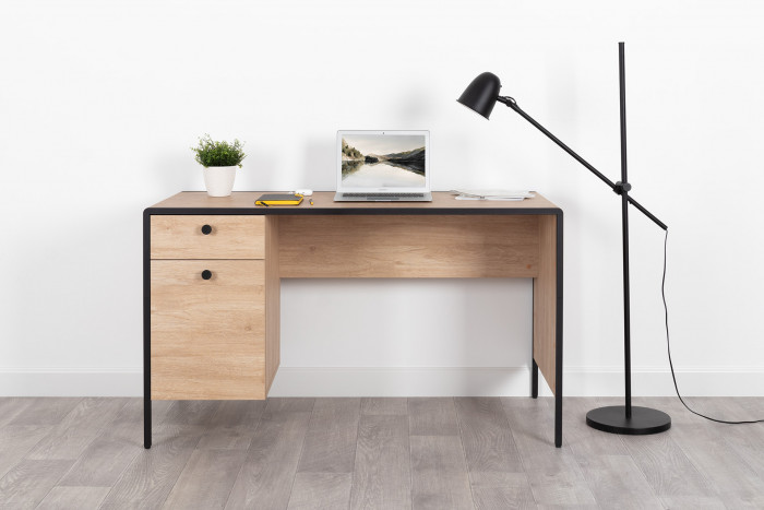 Брюс Стол письменный 12.157, цвет чёрный/дуб Сантьяго/столешница МДФ ель карпатская, ШхГхВ 130х62,6х75 см., универсальная сбока